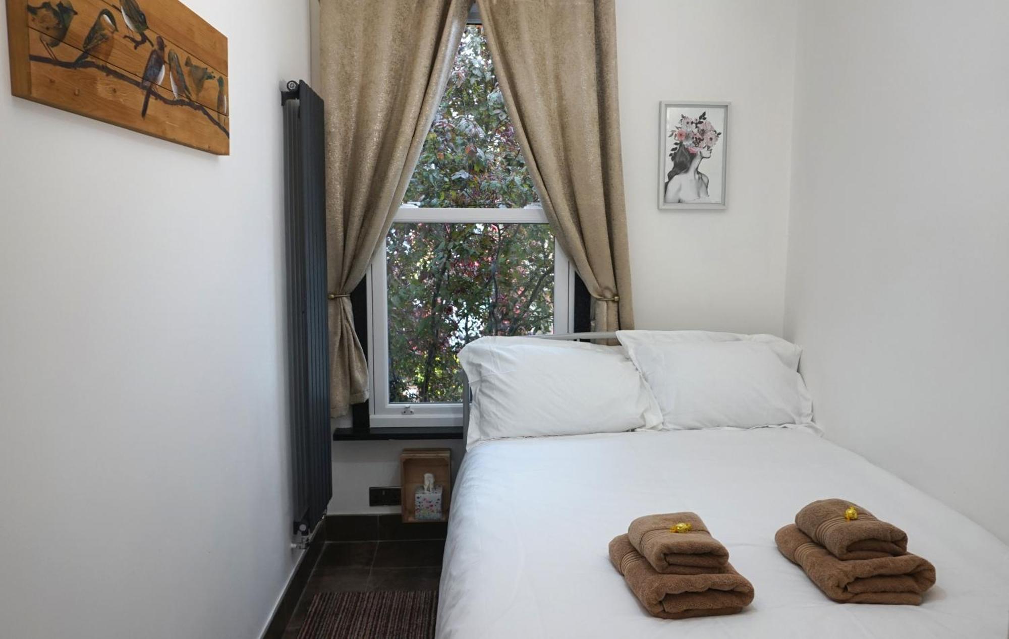 Beautiful London Home Sleeps 6, 2 Minutes To Metro Buitenkant foto