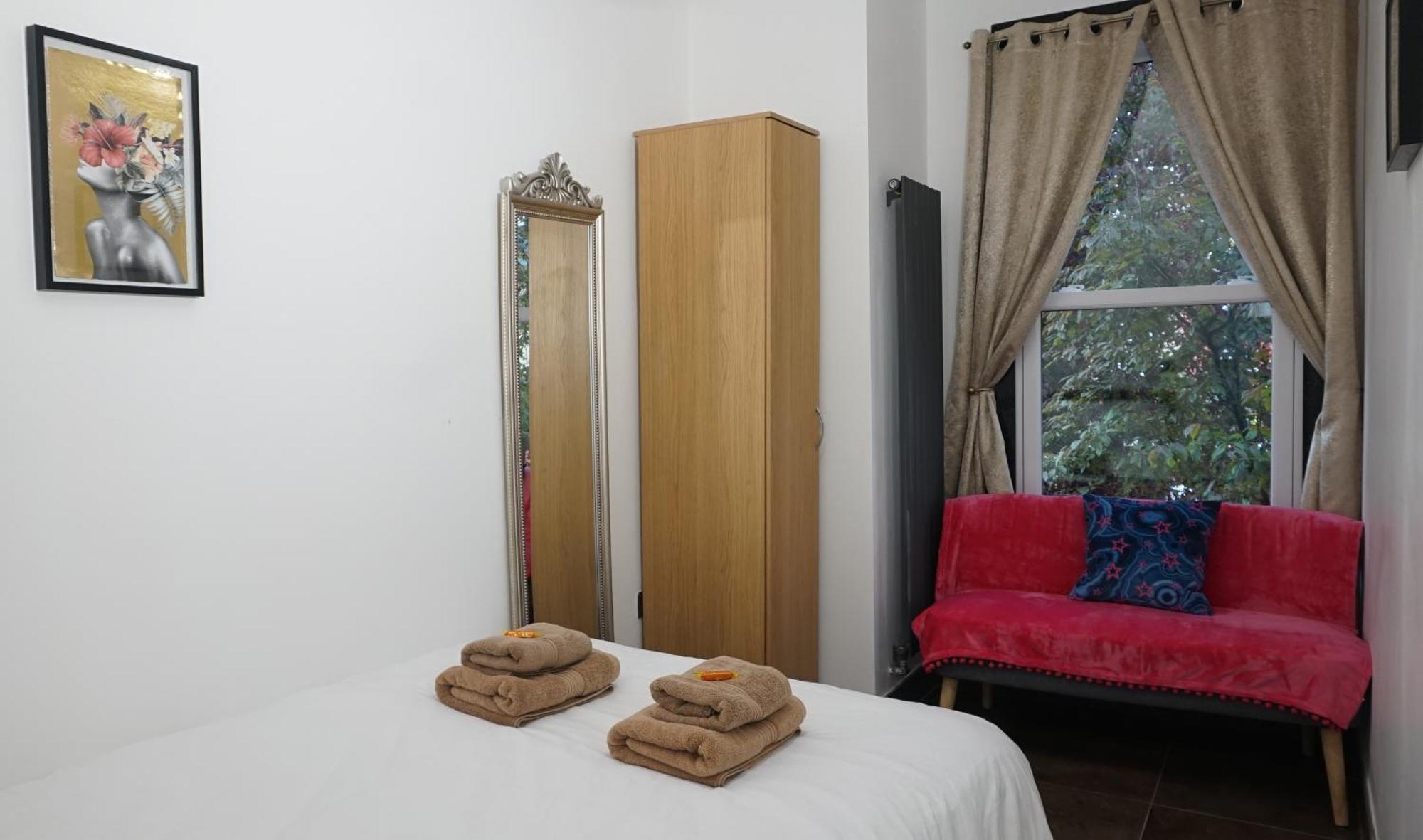Beautiful London Home Sleeps 6, 2 Minutes To Metro Buitenkant foto