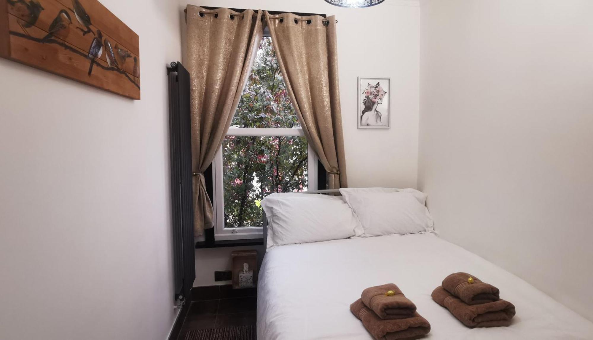 Beautiful London Home Sleeps 6, 2 Minutes To Metro Buitenkant foto