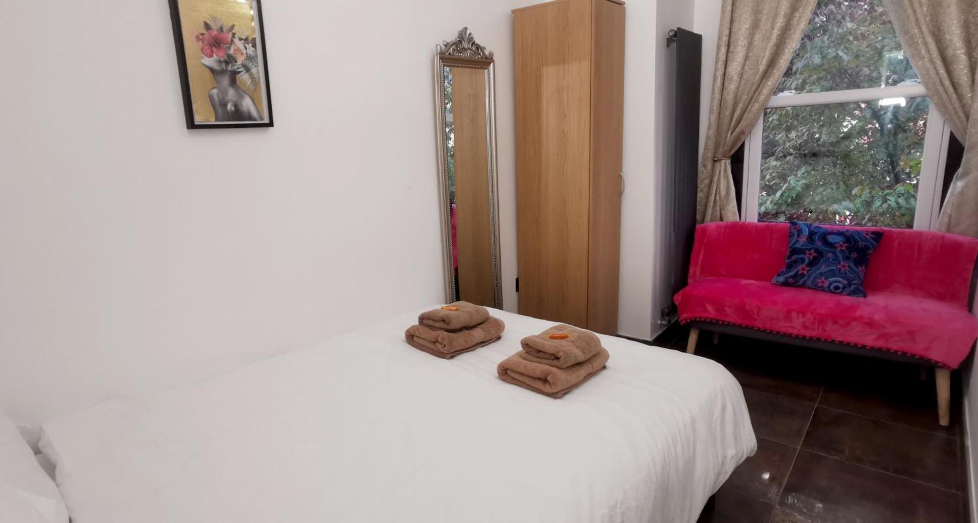 Beautiful London Home Sleeps 6, 2 Minutes To Metro Buitenkant foto